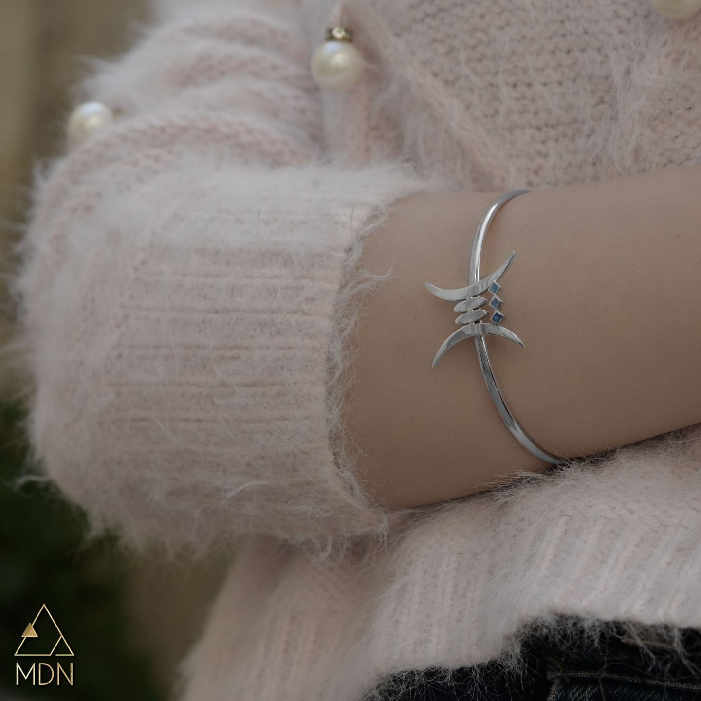 Bracelet rendering the name Abir in Arabic calligraphy with star design.