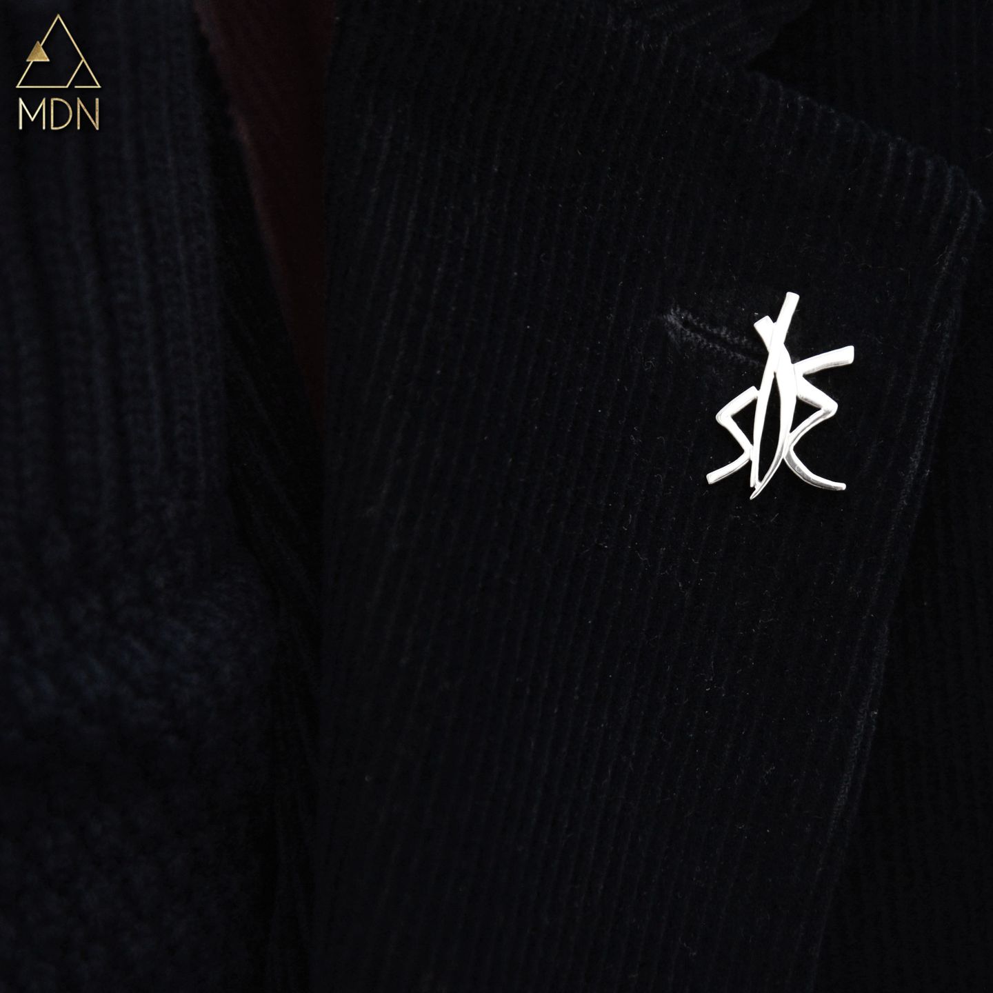 Brooch rendering the name Alaa in Arabic calligraphy.