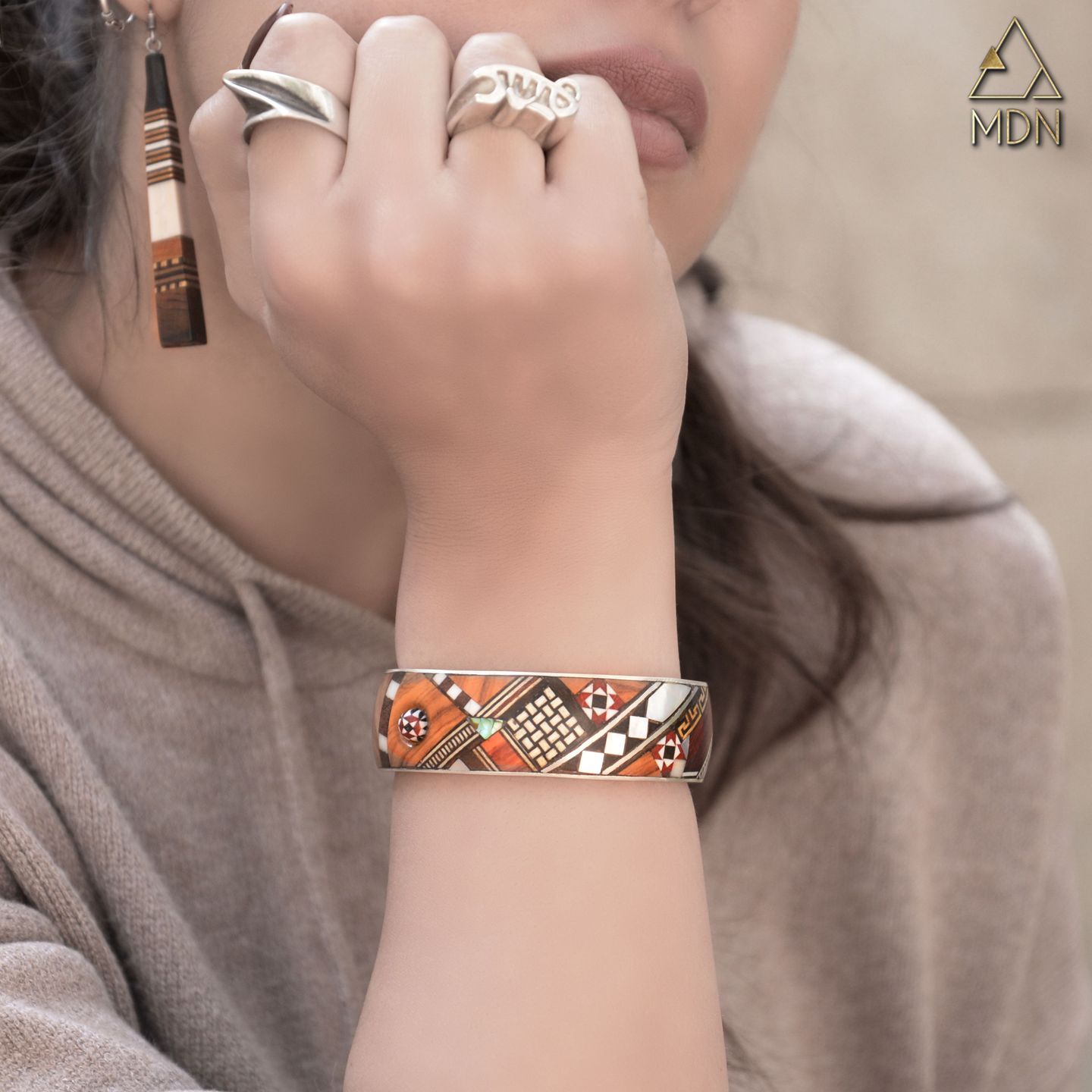 Bracelet with mosaic inlay in orange, brown and white