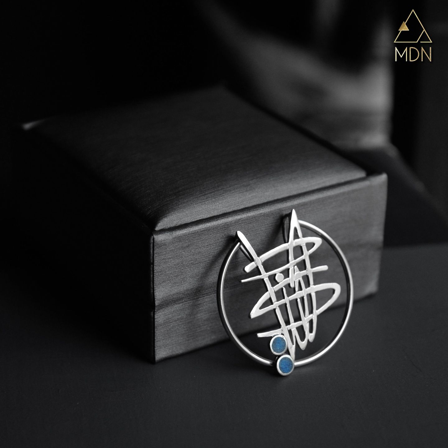 Brooch rendering the name Hanadi in Arabic calligraphy.