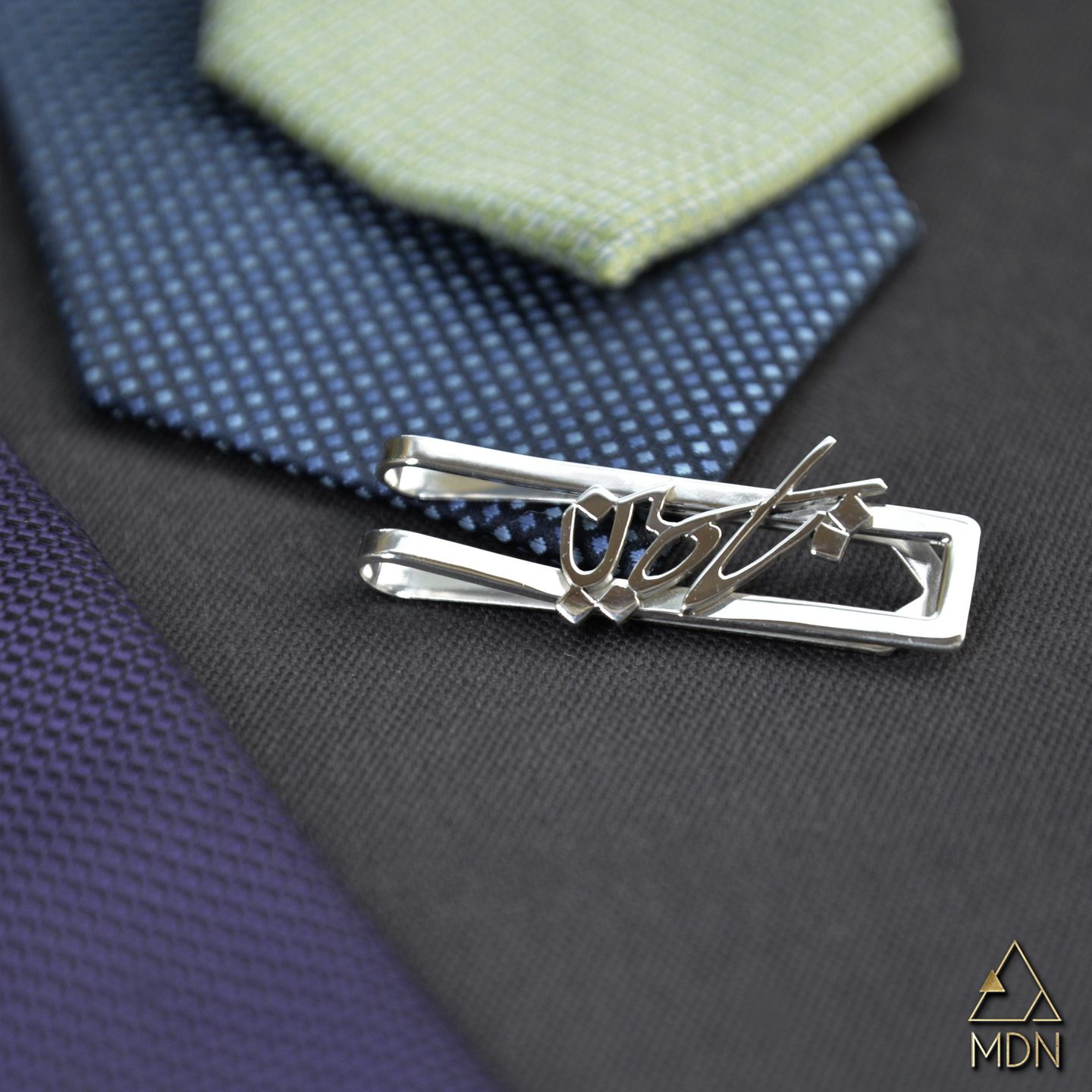 Brooch rendering the name Jasmin in Arabic calligraphy.