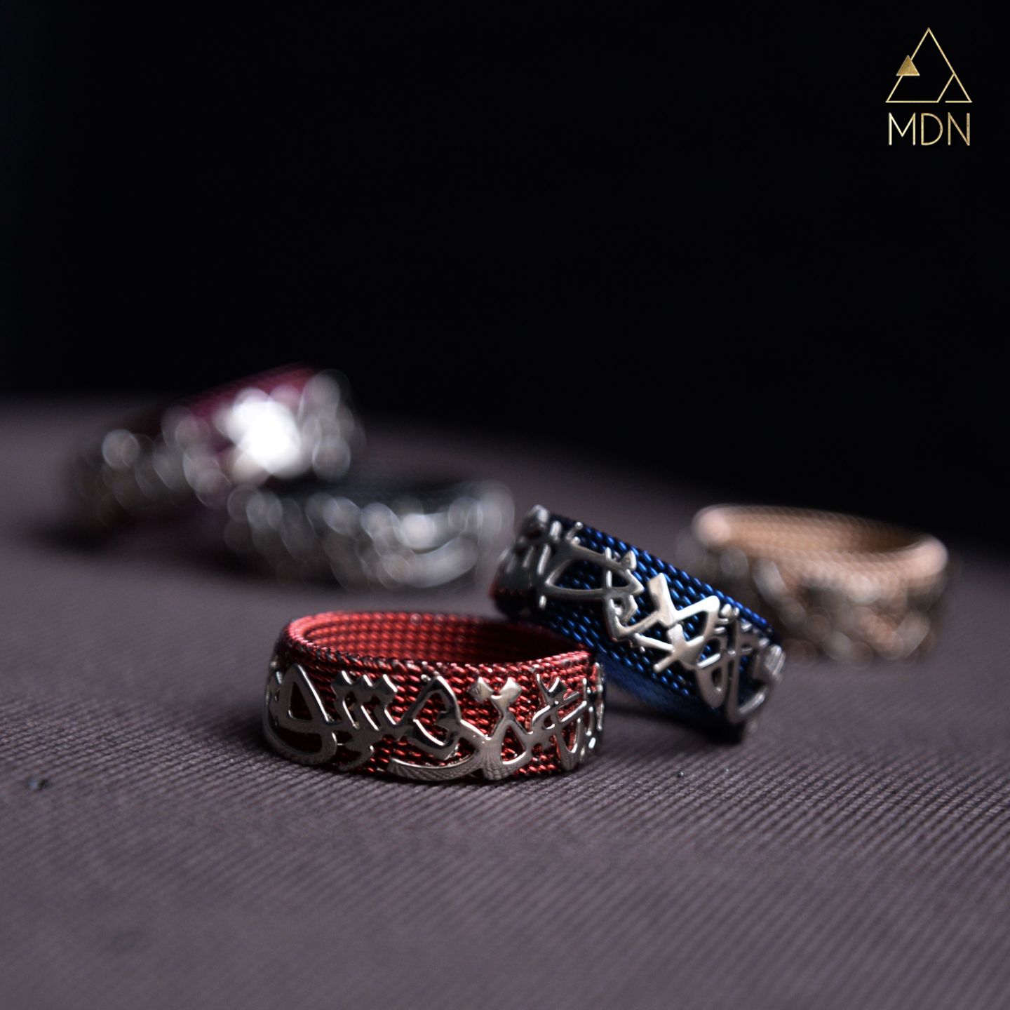 Rings with Arabic calligraphy "انا خاتم من صياغة دمشق" in red and blue.