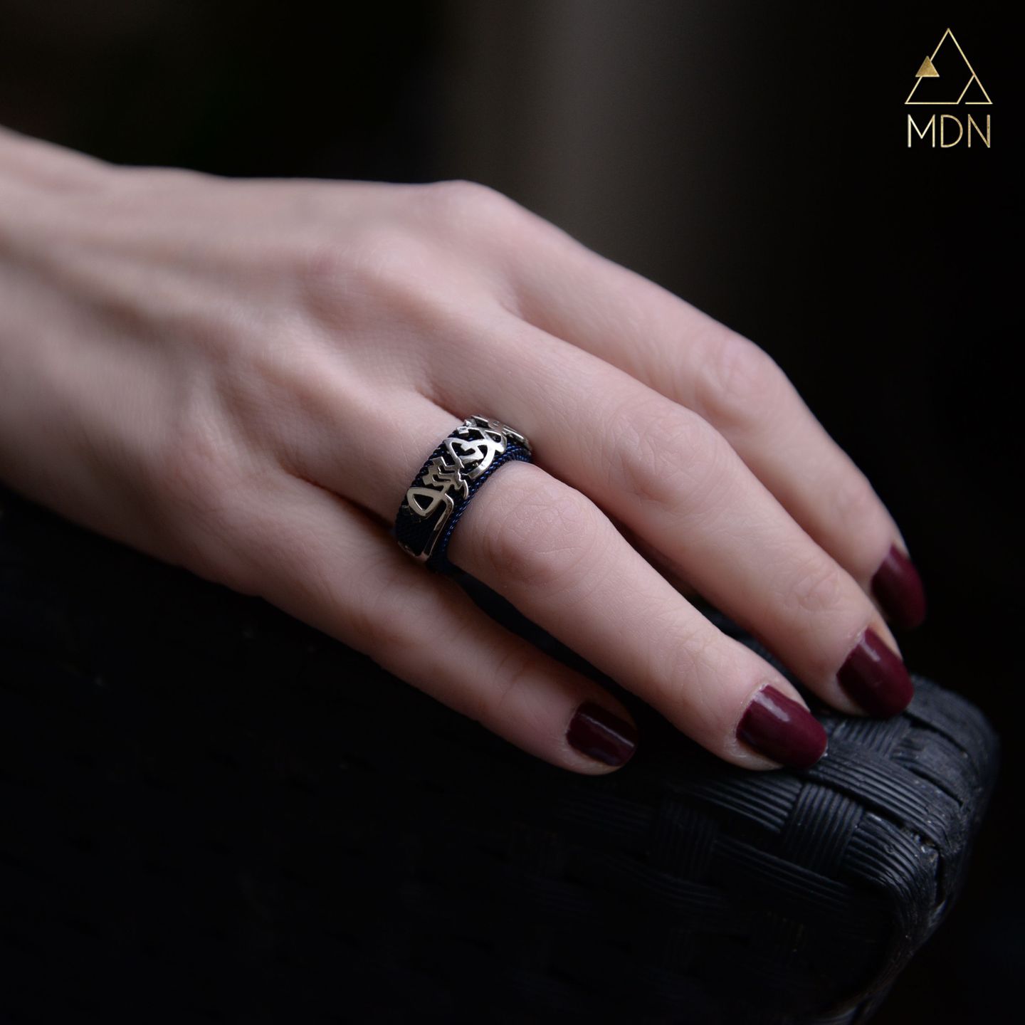 Ring with Arabic calligraphy "انا خاتم من صياغة دمشق" in silver-toned metal.