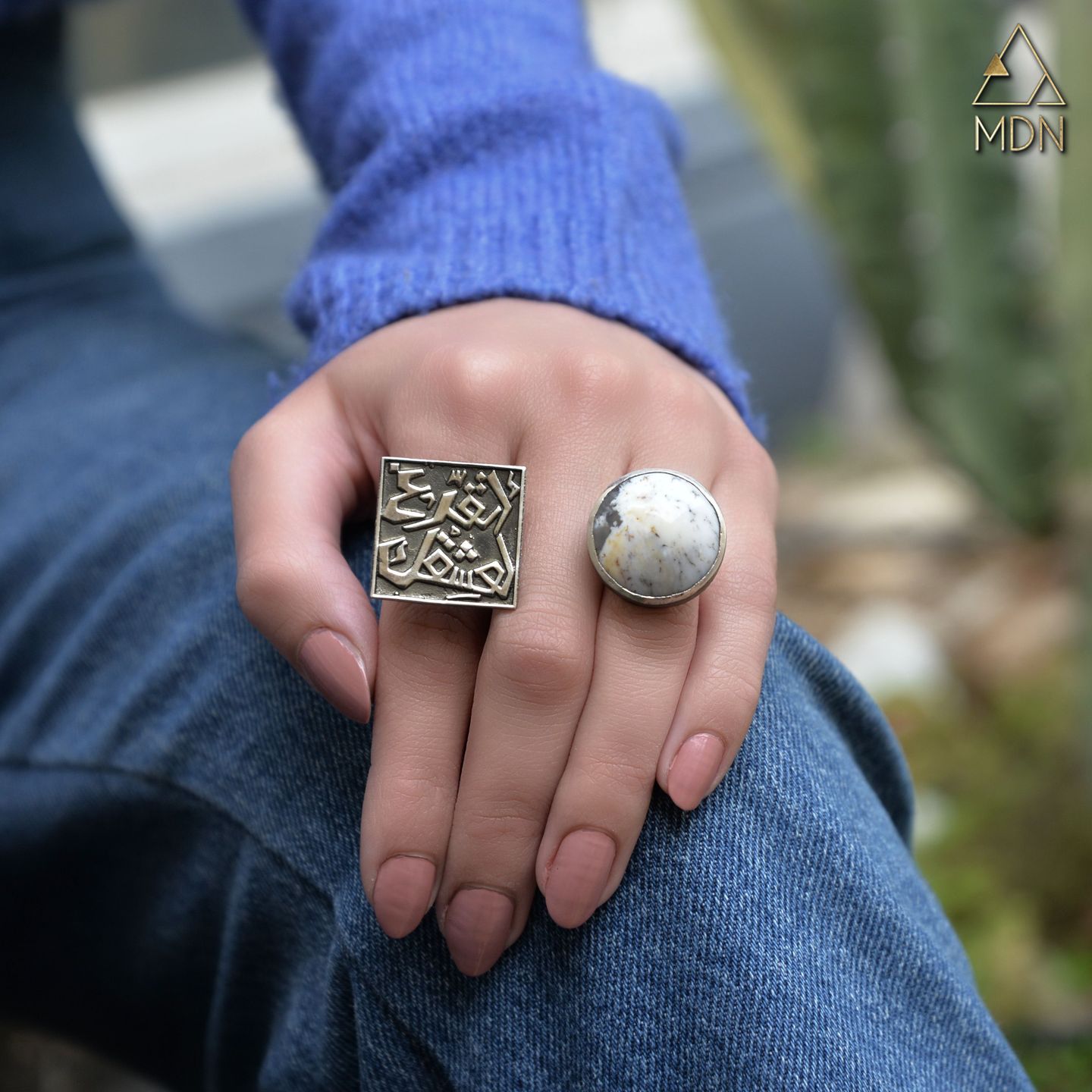 Ring with Arabic calligraphy reading "اتفرغ لعشقك" in silver-toned metal.